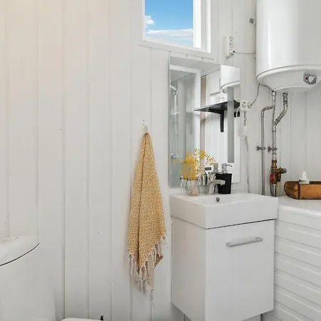 2 Bedroom Beautiful In Holiday home