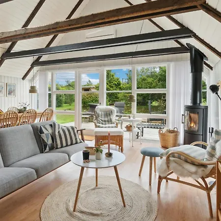 2 Bedroom Beautiful In Glesborg