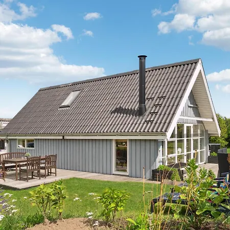 2 Bedroom Beautiful In Holiday home