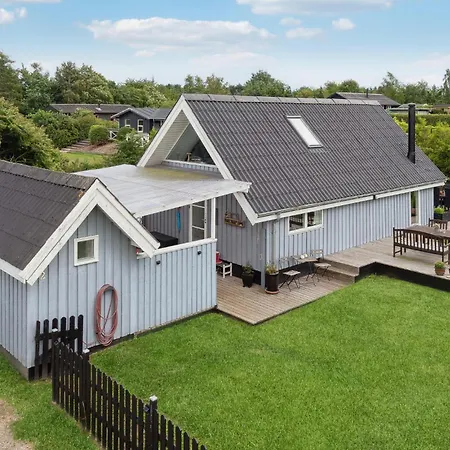 2 Bedroom Beautiful In Holiday home Glesborg